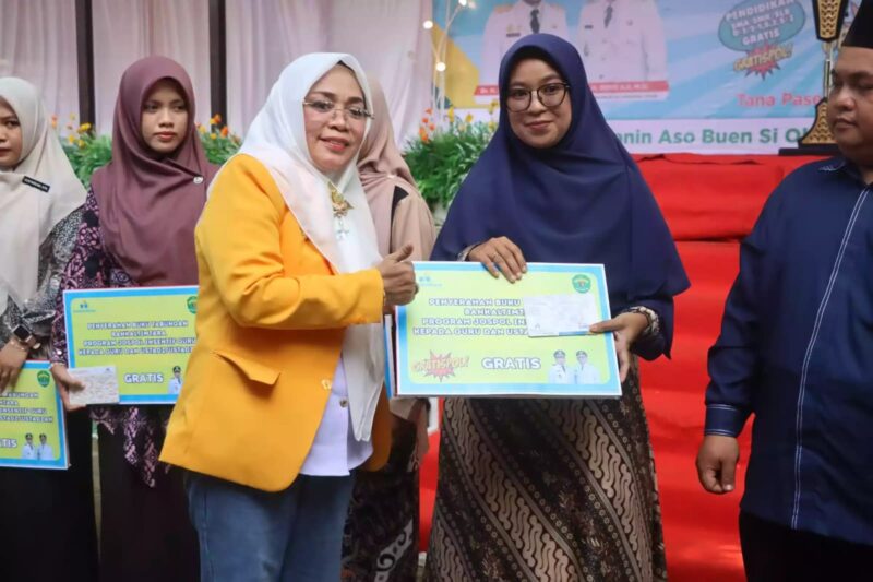 Anggota DPRD Kaltim, Syahriah Mas’ud ikut menyalurkan program Pemprov Kaltim Jospol 3 kepada guru, marbot, dan penjaga rumah ibadah di Kabupaten Paser. (Foto/Hms)