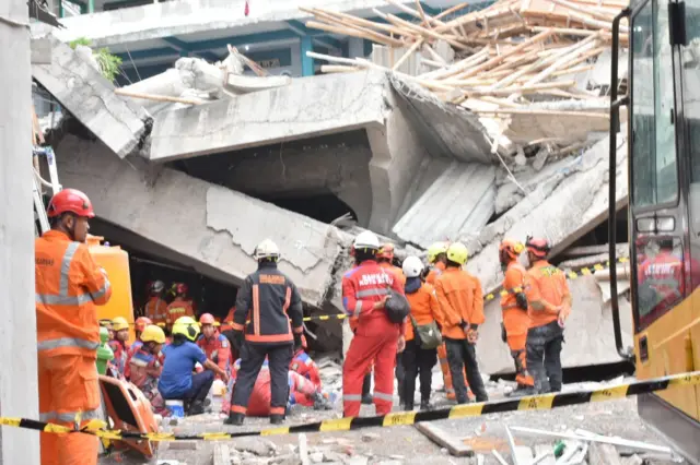 Proses evakuasi korban ambruknya gedung Ponpes Al Khoziny di Buduran, Sidoarjo, Jawa Timur. (int)