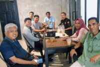 Wakil Ketua Bidang Organisasi PWI Sulsel, Abdul Manaf Rahman, bersama anggota PWI Bone. Minggu (27/10). (ist)