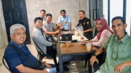 Wakil Ketua Bidang Organisasi PWI Sulsel, Abdul Manaf Rahman, bersama anggota PWI Bone. Minggu (27/10). (ist)