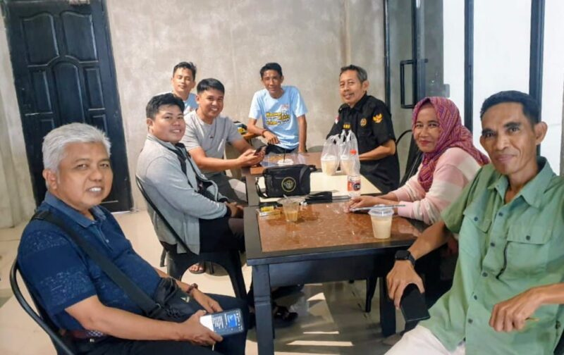 Wakil Ketua Bidang Organisasi PWI Sulsel, Abdul Manaf Rahman, bersama anggota PWI Bone. Minggu (27/10). (ist)