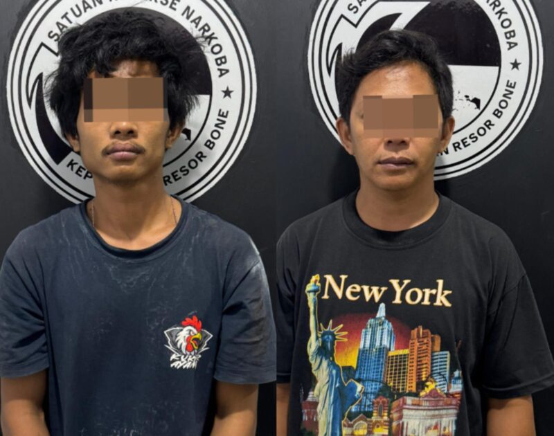 Dua terduga pengedar sabu yang diamankan Satresnarkoba Polres Bone,  Rabu (22/10). (ist)