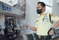 Oknum security Bank BTN KCP Watampone diduga halangi tugas jurnalis, Kabupaten Bone, Kamis (13/11). (foto:diksiku)