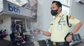 Oknum security Bank BTN KCP Watampone diduga halangi tugas jurnalis, Kabupaten Bone, Kamis (13/11). (foto:diksiku)