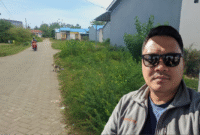 Pengamat hukum, Umar Azmar MF, dan kondisi Perumahan Bone Wood yang minim drainase. (ist)