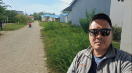 Pengamat hukum, Umar Azmar MF, dan kondisi Perumahan Bone Wood yang minim drainase. (ist)