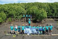 Penanaman dan penyulaman 5.000 bibit mangrove di Kawasan Pesisir Mangrove Lantebung, Kota Makassar. (ist|)