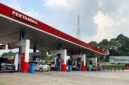 Petugas SPBU Pertamina melayani pengisian BBM kepada pelanggan.