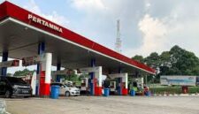 Petugas SPBU Pertamina melayani pengisian BBM kepada pelanggan.