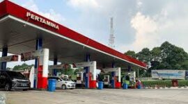 Petugas SPBU Pertamina melayani pengisian BBM kepada pelanggan.
