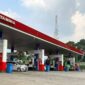 Petugas SPBU Pertamina melayani pengisian BBM kepada pelanggan.