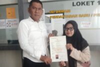 Kaur Yanmin Sat Intelkam Polres Bone Aiptu Rudi Ardi menunjukkan hasil SKCK layanan full online. (ist)