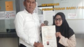 Kaur Yanmin Sat Intelkam Polres Bone Aiptu Rudi Ardi menunjukkan hasil SKCK layanan full online. (ist)