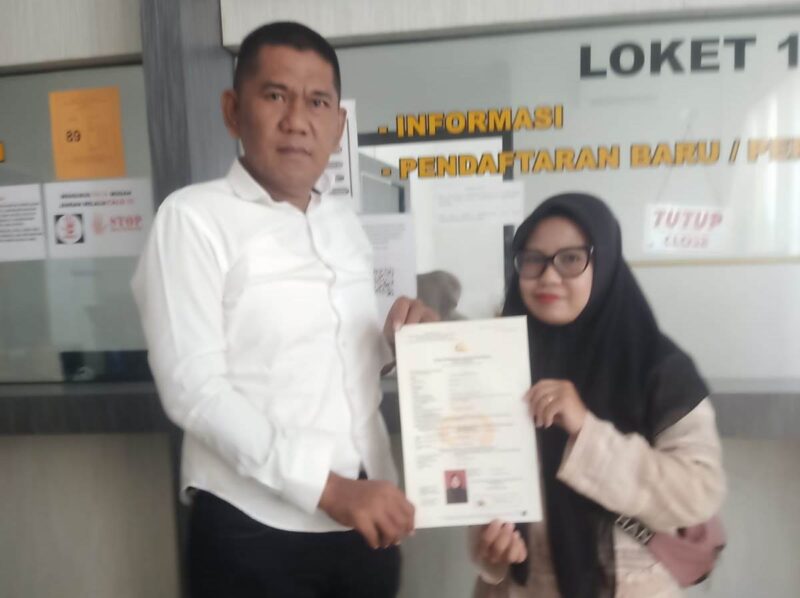 Kaur Yanmin Sat Intelkam Polres Bone Aiptu Rudi Ardi menunjukkan hasil SKCK layanan full online. (ist)