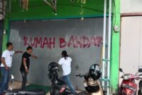 Anggota Forbes Narkoba Bone saat menggeruduk rumah terduga bandar Narkoba. (ist)