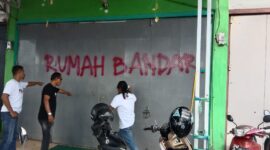 Anggota Forbes Narkoba Bone saat menggeruduk rumah terduga bandar Narkoba. (ist)