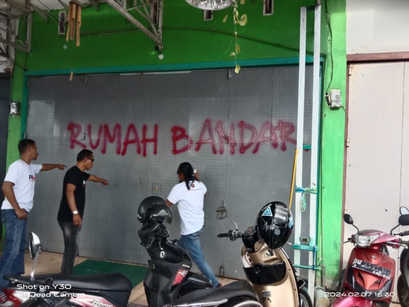 Anggota Forbes Narkoba Bone saat menggeruduk rumah terduga bandar Narkoba. (ist)