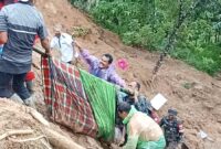 Suasana saat prajurit TNI evakuasi korban longsor. (dok.TNIAD)