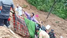 Suasana saat prajurit TNI evakuasi korban longsor. (dok.TNIAD)