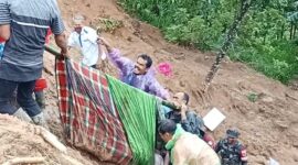 Suasana saat prajurit TNI evakuasi korban longsor. (dok.TNIAD)