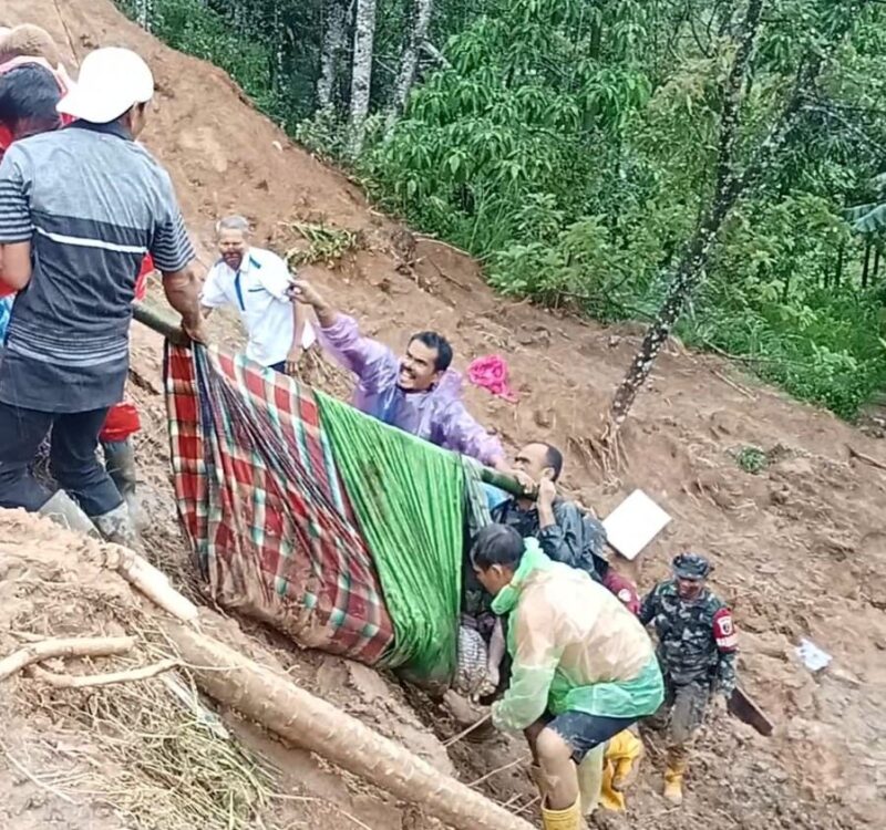 Suasana saat prajurit TNI evakuasi korban longsor. (dok.TNIAD)