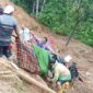 Suasana saat prajurit TNI evakuasi korban longsor. (dok.TNIAD)