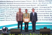 Bupati Bone Andi Asman Sulaiman (tengah) saat menerima Apresiasi Pembina Program Kampung Iklim (Proklim) Tahun 2025. (ist)