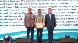 Bupati Bone Andi Asman Sulaiman (tengah) saat menerima Apresiasi Pembina Program Kampung Iklim (Proklim) Tahun 2025. (ist)