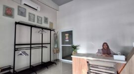 Suasana di ruang resepsionis Rumah Singgah Gratis NSR Grup di Kabupaten Bone. (ist)