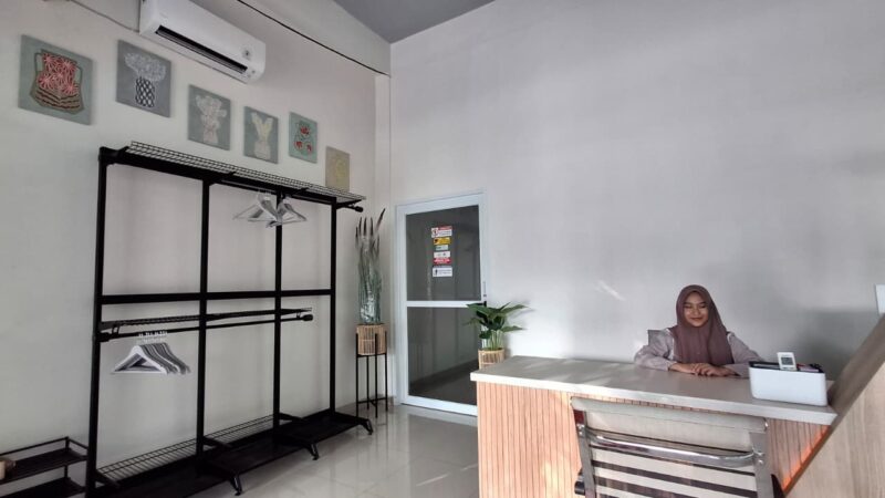 Suasana di ruang resepsionis Rumah Singgah Gratis NSR Grup di Kabupaten Bone. (ist)