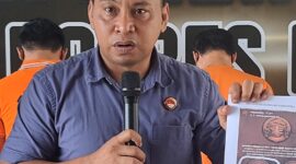 Kasat Resnarkoba Polres Bone, Iptu Irham, saat konferensi pers pengungkapan kasus narkoba sistem tempel, Selasa (30/12). (Diksiku/Idhul)