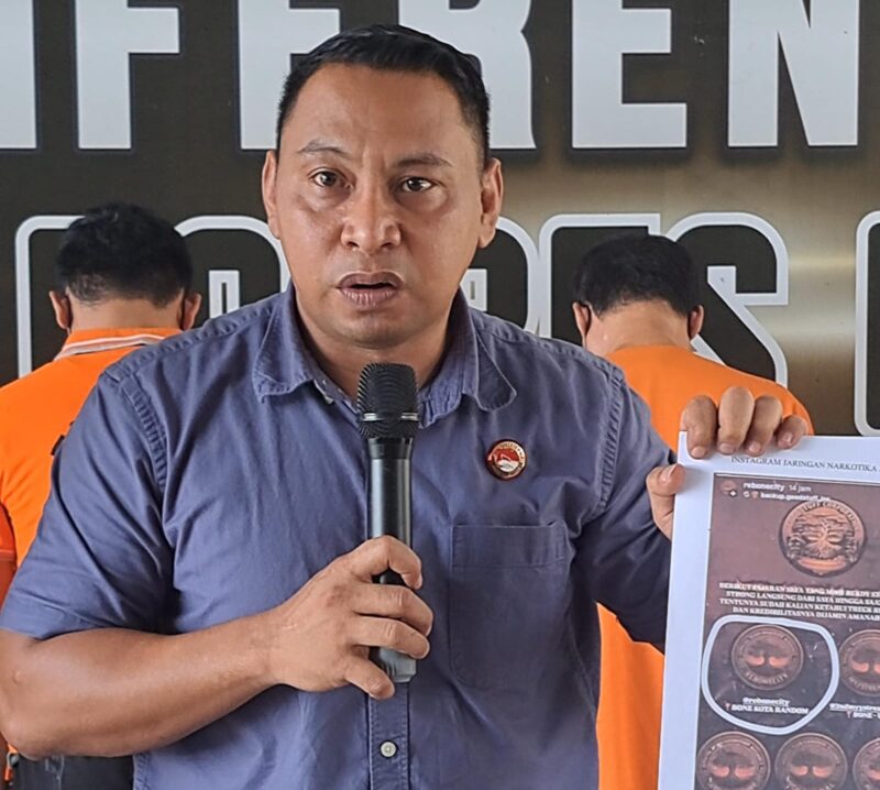 Kasat Resnarkoba Polres Bone, Iptu Irham, saat konferensi pers pengungkapan kasus narkoba sistem tempel, Selasa (30/12). (Diksiku/Idhul)