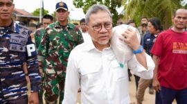 Menko Pangan Zulkifli Hasan tinjau lokasi bencana di Lubuk Minturun. (foto:detik)