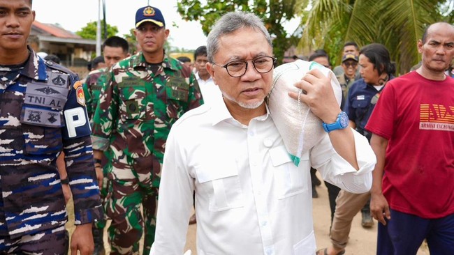 Menko Pangan Zulkifli Hasan tinjau lokasi bencana di Lubuk Minturun. (foto:detik)