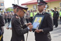 Kapolres Bone AKBP Sugeng Setio Budhi mencoret potret personel yang dipecat karena terbukti terlibat dalam penyalahgunaan narkotika. (ist)