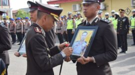 Kapolres Bone AKBP Sugeng Setio Budhi mencoret potret personel yang dipecat karena terbukti terlibat dalam penyalahgunaan narkotika. (ist)