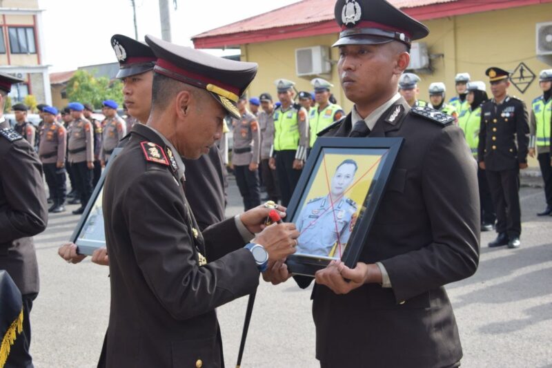 Kapolres Bone AKBP Sugeng Setio Budhi mencoret potret personel yang dipecat karena terbukti terlibat dalam penyalahgunaan narkotika. (ist)