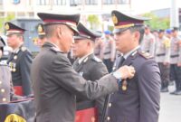 Kapolres Bone menyematkan tanda kehormatan Satya Lencana Presiden RI kepada personel. (ist)