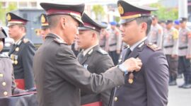 Kapolres Bone menyematkan tanda kehormatan Satya Lencana Presiden RI kepada personel. (ist)