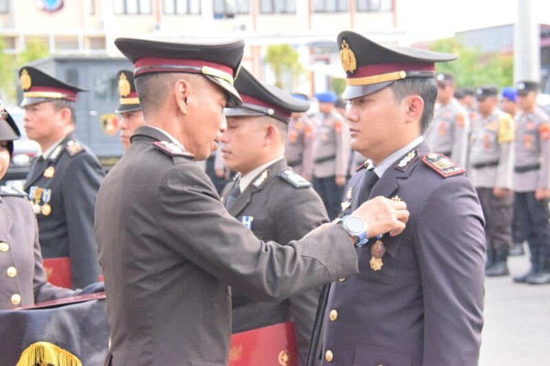 Kapolres Bone menyematkan tanda kehormatan Satya Lencana Presiden RI kepada personel. (ist)