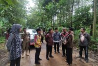 Bupati Kendal Dyah Kartika Permanasari meninjau langsung lokasi perbaikan jalan penghubung antara Desa Kalirejo, Kecamatan Singorojo, dan Desa Sidomakmur, Kecamatan Kaliwungu Selatan, Jawa Tengah, Rabu (28/1). (ist)