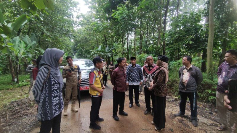 Bupati Kendal Dyah Kartika Permanasari meninjau langsung lokasi perbaikan jalan penghubung antara Desa Kalirejo, Kecamatan Singorojo, dan Desa Sidomakmur, Kecamatan Kaliwungu Selatan, Jawa Tengah, Rabu (28/1). (ist)