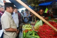 Gubernur Sulawesi Selatan, Andi Sudirman Sulaiman, bersama jajaran Forkopimda Sulsel, Bulog, BPS, KPPU serta Wali Kota Makassar melakukan inspeksi mendadak (sidak) harga kebutuhan pangan di Pasar Terong, Kota Makassar, Jumat (20/2/2026).