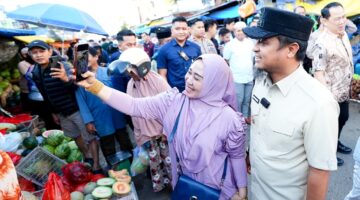 Momen Hangat! Selfie Bersama Gubernur Sulsel di Pasar Terong Makassar