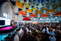 Ribuan jamaah menghadiri kegiatan buka puasa bersama dalam Program Jamuan Ramadan yang digelar di kawasan Masjid 99 Kubah Asmaul Husna, Center Point of Indonesia (CPI), Kota Makassar, Selasa (24/2/2026).