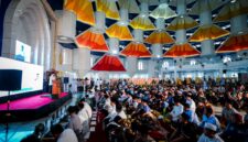 Ribuan jamaah menghadiri kegiatan buka puasa bersama dalam Program Jamuan Ramadan yang digelar di kawasan Masjid 99 Kubah Asmaul Husna, Center Point of Indonesia (CPI), Kota Makassar, Selasa (24/2/2026).