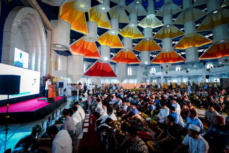 Ribuan jamaah menghadiri kegiatan buka puasa bersama dalam Program Jamuan Ramadan yang digelar di kawasan Masjid 99 Kubah Asmaul Husna, Center Point of Indonesia (CPI), Kota Makassar, Selasa (24/2/2026).
