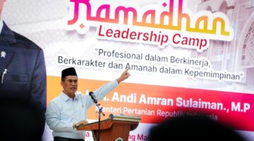 Menteri Pertanian H. Andi Amran Sulaiman memberikan arahan pada Leadership Camp ASN Sulawesi Selatan di Asrama Haji Sulawesi Selatan, Kamis (26/2/2026).