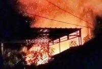 Satu unit rumah panggung milik warga di Jalan Andi Massakirang, Kelurahan Tibojong, Kecamatan Tanete Riattang Timur, Kabupaten Bone, terbakar pada Jumat (13/2/2026)