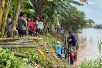 Warga Tegalrejo Swadaya Perbaiki Tanggul Kali Kuto yang Kritis. (foto:Rizal)